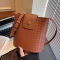 Bolso cubo trenzado marrón caramelo con cierre magnético y correa ajustable - Marrón