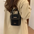 Sac bandoulière noir à motif léopard avec clous dorés et bandoulière amovible sur mannequin - Sans Pendentif / Noir