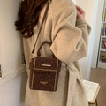 Sac à main léopard marron avec clous dorés et bandoulière dans un intérieur chaleureux - Sans Pendentif / Marron