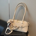 Borsa a tracolla bianco crema chic con cerniere dorate e ciondolo in perle di legno - Bianco Sporco Con Ciondolo Di Perline