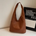 Braune gewebte Hobo-Tasche mit viel Stauraum und integriertem breitem Schultergurt - Braun