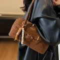 Borsa a tracolla retrò in pelle scamosciata caramello con perline di legno e fibbia - Marrone Con Ciondolo Di Perline