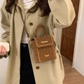 Sac bandoulière léopard marron avec clous dorés porté par un mannequin en trench beige - Sans Pendentif / Marron
