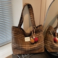 Borsa tote in lana a quadri marroni con trama morbida e ciondolo pompon colorato - Caffè Con Ciondolo a Sfera di Peluche