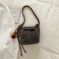 Borsa a secchiello vintage marrone scuro con nappa boho e cuciture bianche decorative - Caffè Con Portachiavi a Pompon