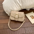 Beige Umhängetasche aus Wildleder mit einer großen goldenen Rundschnalle und Riemen - Khaki (Ohne Anhänger)