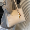 Beige Leopard-Shopper aus Kunstleder mit dekorativem buntem Perlenanhänger für Damen - Off-White Mit Perlenanhänger