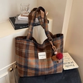 Borsa tote a quadri marroni e arancioni con ciondolo decorativo in pelliccia morbida - Marrone Con Charm Pompon Colorblock