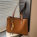 Braune Tote-Bag mit Leopardenmuster, Perlenanhänger und goldenen Nietendetails - Braun Mit Perlenanhänger