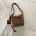 Borsa a secchiello marrone in similpelle con cuciture bianche e ciondolo a pompon morbido - Marrone Con Charm Pompon Colorblock