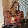 Borsa tote a quadri marroni e gialli con ciondoli a pompon e doppi manici - Rosa Con Ciondolo Pompon Multicolore