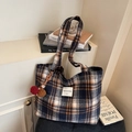 Klassische Shopper-Tasche aus Segeltuch mit Karomuster und Plüsch-Anhängern - Schwarz Mit Plüschkugel-Anhänger