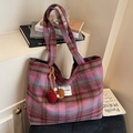 Grande borsa tote a quadri in lana viola e rosa con ciondolo decorativo a pompon - Rosa Pesca Con Ciondolo Pompon Multicolore