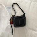 Borsa a secchiello nera minimalista con cuciture a contrasto e ciondolo a pompon - Nero Con Ciondolo a Sfera di Peluche