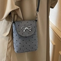 Graue Mini-Filzumhängetasche mit Herzmuster und silbernem Metall-Schleifen-Detail - Herz