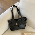 Elegante schwarze Leder-Schultertasche mit stilvoller goldener Gürtelschnalle - Schwarz