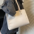 Minimalistische beige Tragetasche aus Kunstleder mit Goldnieten und rechteckiger Form - Off-White - Ohne Anhänger