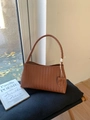 Braune geflochtene Schultertasche mit Intrecciato-Struktur und passender Mini-Tasche - Braun