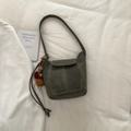 Borsa a secchiello grigio scuro minimalista con cuciture a contrasto e ciondoli colorati - Verde Con Charm Pompon Colorblock