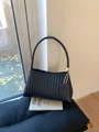 Schwarze gewebte Schultertasche im französischen Stil mit Lederanhänger in Minimal-Look - Schwarz