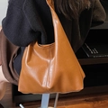Grande borsa hobo marrone con texture in pelle plissettata vintage e tracolla larga - Marrone
