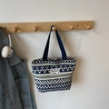 Marineblauwe en crème canvas shopper met geometrisch patroon aan een houten haakje - Open bovenkant / Blauw / Klein