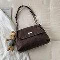 Donkerbruine crossbodytas van imitatie-suède met metalen gesp en pluche hanger - Koffie met hanger van konijn met lange oren