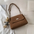 Klassieke matte bruine PU-lederen crossbodytas met zilveren ketting en konijnenhanger - Bruin met hanger van konijn met lange oren