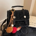 Bolso bandolera de ante negro con cierre dorado y colgante de pompón de colores - Negro Con Colgante de Bola de Peluche
