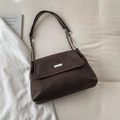 Sac bandoulière en daim marron foncé avec boucle argentée et chaîne sur tissu blanc - Café Sans Pendentif