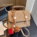 Bolso bandolera vintage de cuero marrón con asa superior y pompones de peluche - Caqui Con Colgante de Bola de Peluche