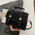Bolso cuadrado pequeño negro mate clásico con herrajes dorados y asa superior - Negro - Sin Colgante
