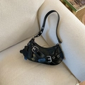 Borsa a spalla punk Y2K nera con fibbie argento, occhielli e ciondolo orso - Nero