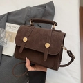 Borsa a tracolla vintage caffè scuro in pelle opaca con fibbia in metallo dorato - Caffè - Senza Ciondolo