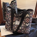 Grande borsa tote etnica con motivi geometrici colorati e doppie tracolle intrecciate - Grande / Stile con cerniera / Nero