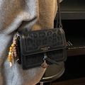 Schwarze Umhängetasche mit Leopardenmuster, böhmischem Perlenquasten und goldenem Logo - Schwarz Mit Perlenanhänger