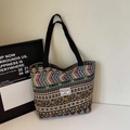 Ethno-Web-Tote-Bag mit lebhaften geometrischen Mustern und schwarzen Bandgriffen - Groß / Mit Futter Reißverschluss / Schwarz
