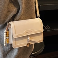 Elegante cremefarbene Leder-Umhängetasche mit Leopardenmuster und Perlenanhänger - Off-White Mit Perlenanhänger