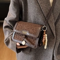 Braune Leder-Umhängetasche mit Leopardenmuster, Perlenanhänger und Markendetail - Kaffee Mit Perlenanhänger