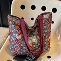 Borsa tote in tessuto etnico con motivi geometrici e manici bordeaux in un set elegante - Grande / Stile con cerniera / Borgogna