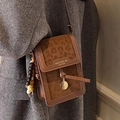 Sac bandoulière marron imprimé léopard avec breloque perlée sur veste de tailleur - Brun Avec Pendentif En Perles