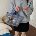 Borsa tote in lana a quadri blu e beige con ciondolo in peluche e etichetta - Blu Con Ciondolo Mostro Marrone