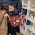 Borsa tote in lana a quadri rossi con ciondolo a mostro in una biblioteca - Rosso Con Ciondolo Mostro Marrone