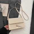 Petit sac carré crème chic avec fermeture à rabat et breloque dorée élégante - Blanc Cassé - Sans Pendentif