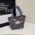 Grand sac cabas tissé style ethnique avec anses bleues et motifs jacquard géométriques - Petit / Ouvert sur le dessus / Bleu