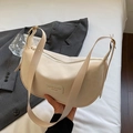 Sac demi-lune beige chic avec bandoulière réglable et finition en similicuir lisse - Blanc Cassé