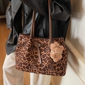 Bruine shopper met luipaard- en rozenprint en een schattige pluche beer hanger - Bruin Met Bruine Hond Hanger