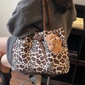 Chique shopper met luipaard- en rozenprint, leren hengsels en een hondenbedeltje - Rijstwit + Pluche Puppy Hanger