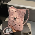 Rosa plissierte Handy-Umhängetasche mit schwarzer Stickerei und gewebtem Schultergurt - Rosa