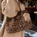 Grote retro tote tas met luipaard- en rozenprint, bruine leren handvaten en pluche hanger - Koffie + Pluche Puppy Hanger